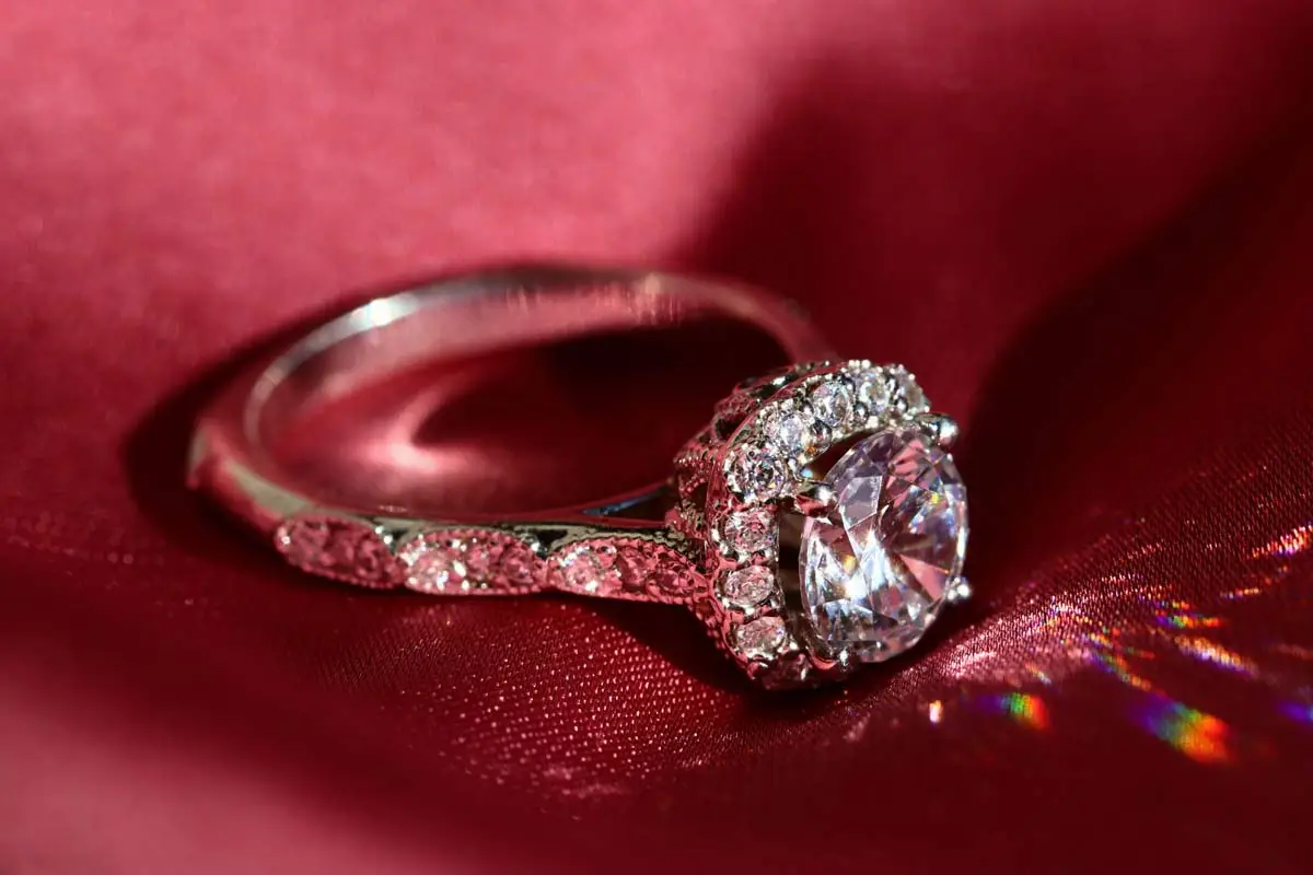 Bague de fiançailles solitaire diamant, halo et anneau pavé
