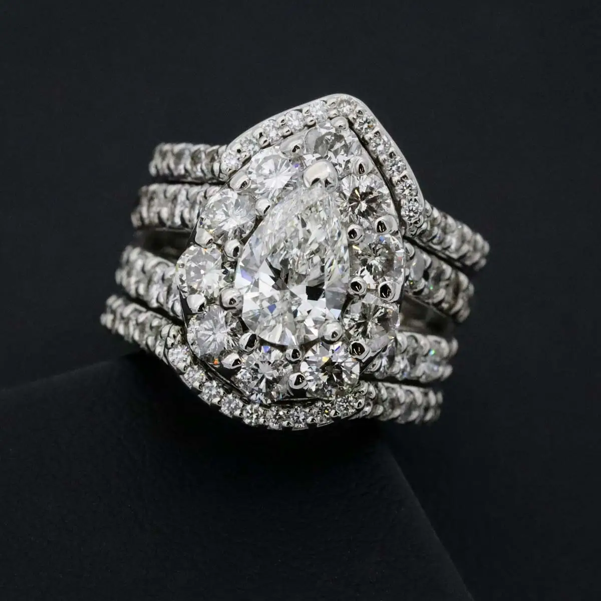 Bague diamant poire, halo et triple anneau pavé